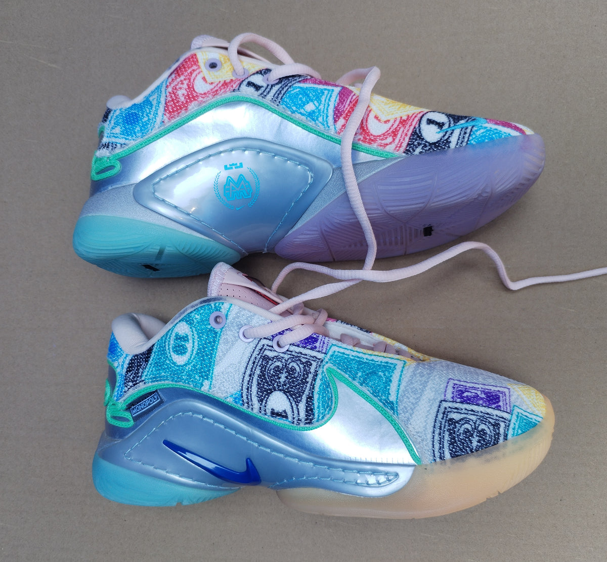 Nike LeBron XXII x Monopoly Currency - Vista suela comparativa