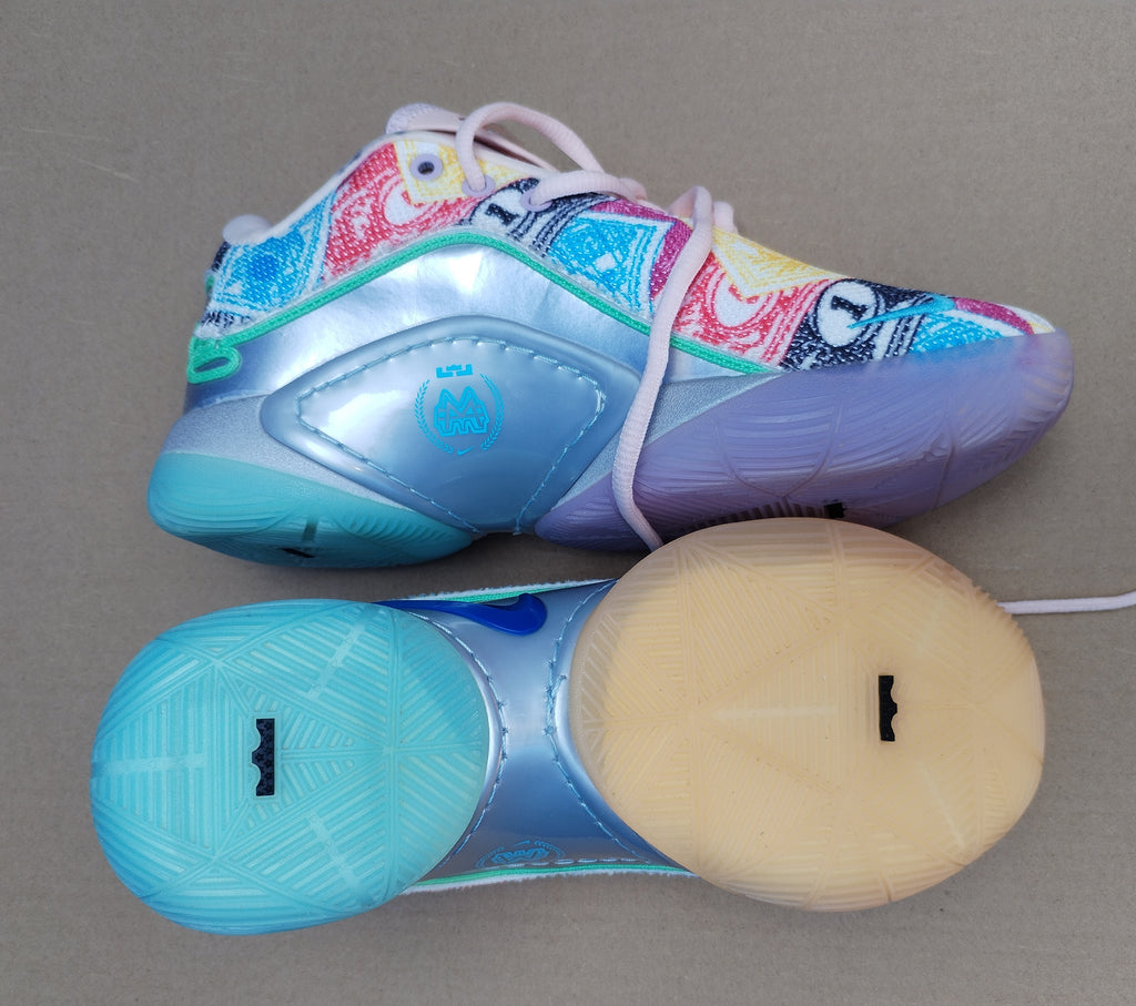 Nike LeBron XXII x Monopoly Currency - Vista lateral par