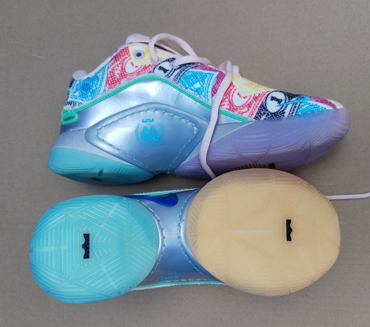 Nike LeBron XXII x Monopoly Currency - Vista lateral par