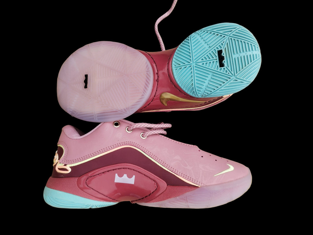 Nike LeBron XXII Pink Crimson vista lateral con suela